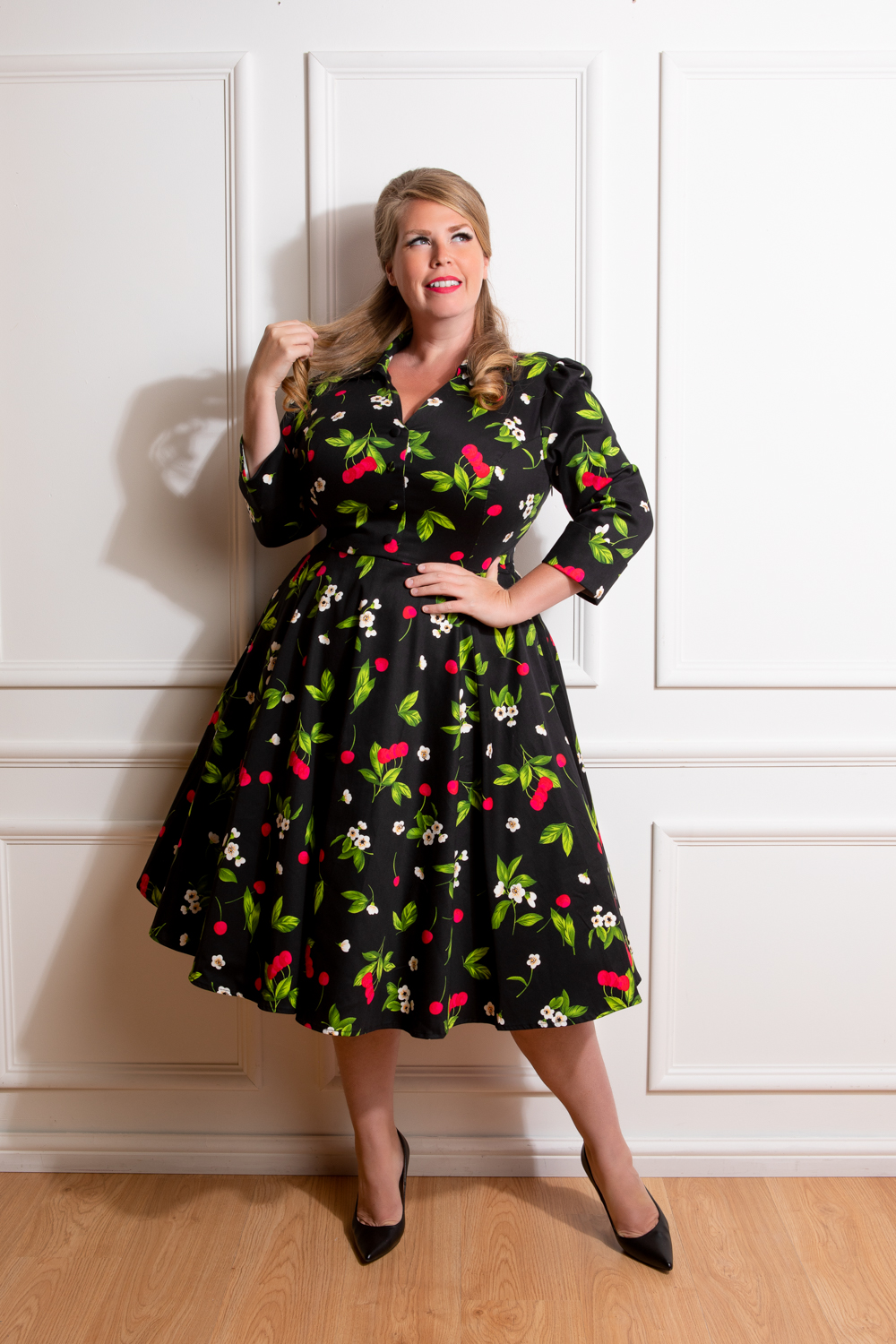 Mellem Stor vrangforestilling Betinget Natasha Cherry Swing Dress in Plus Size in Black - Hearts & Roses London